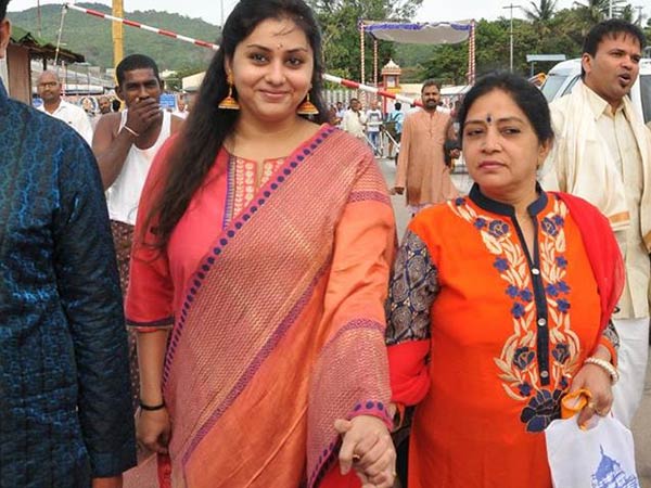 Namitha's Thanks Giving visit to Tirumala Namitha's Thanks Giving visit to Tirumala