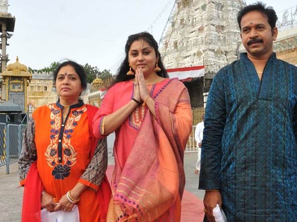 Namitha's Thanks Giving visit to Tirumala Namitha's Thanks Giving visit to Tirumala