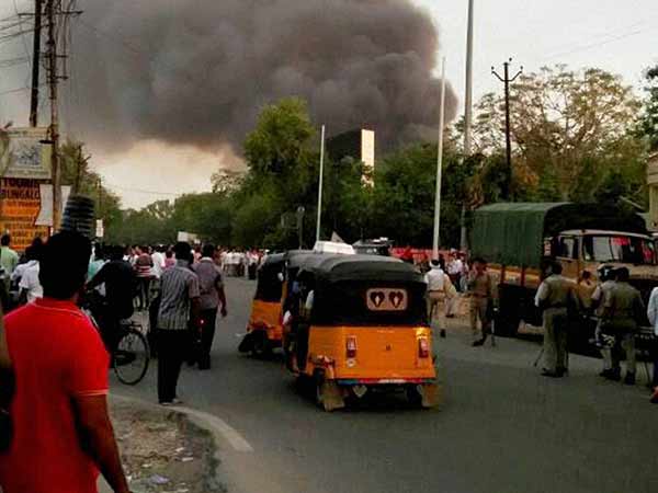 21 persons including 2 cops killed in Mathura clash 21 persons including 2 cops killed in Mathura clash
