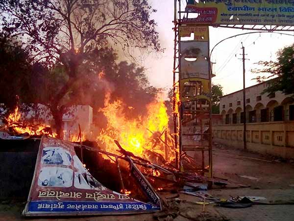 21 persons including 2 cops killed in Mathura clash 21 persons including 2 cops killed in Mathura clash