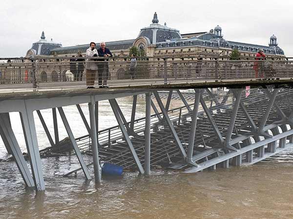 Paris floods: Seine at 30-year high as galleries close Paris floods: Seine at 30-year high as galleries close