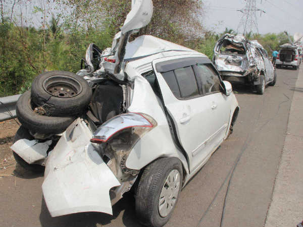 17 killed in a major accident on Mumbai-Pune expressway 17 killed in a major accident on Mumbai-Pune expressway