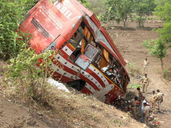 17 killed in a major accident on Mumbai-Pune expressway 17 killed in a major accident on Mumbai-Pune expressway