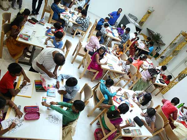 எங்கும் ஒலிக்கும் தமிழ்