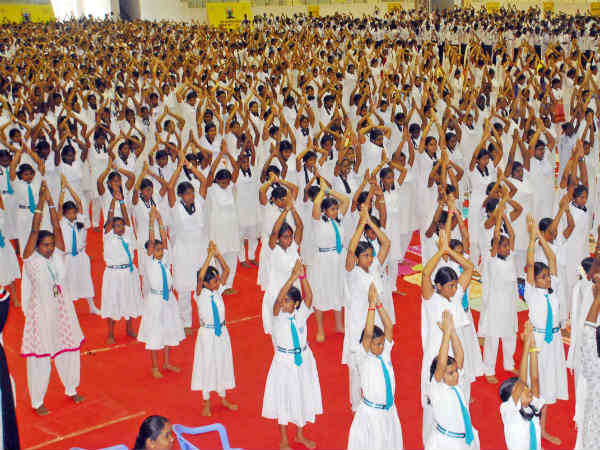 கடற்கரையில் யோகா