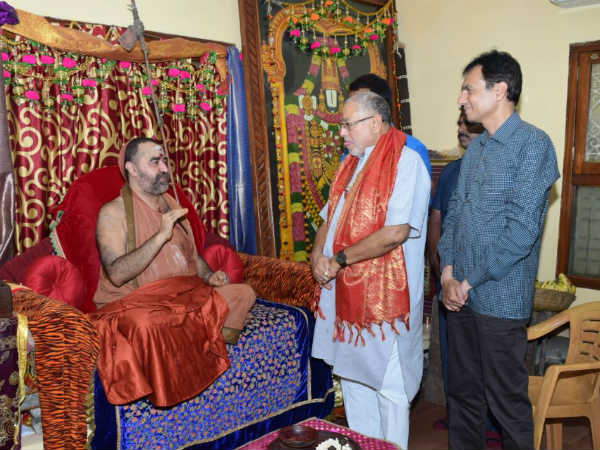 Modi brother Prahlad modi meets Kanchi seer Modi brother Prahlad modi meets Kanchi seer