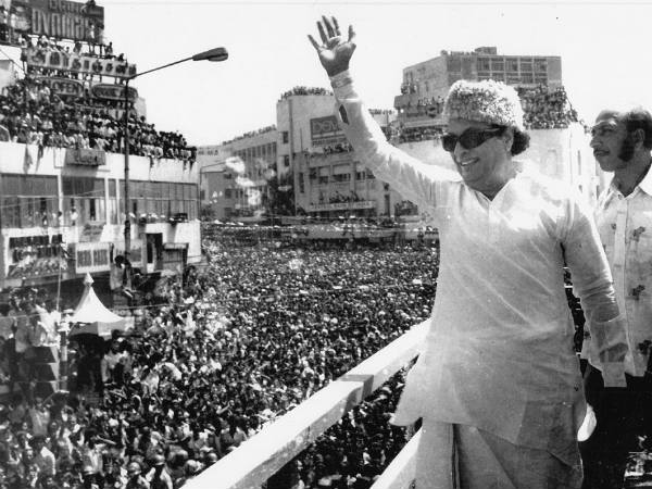 MGR's technique to save women in big crowd MGR's technique to save women in big crowd