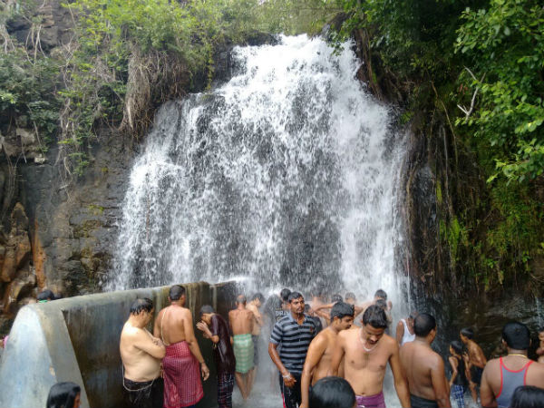 அருவிகளில் தண்ணீர்