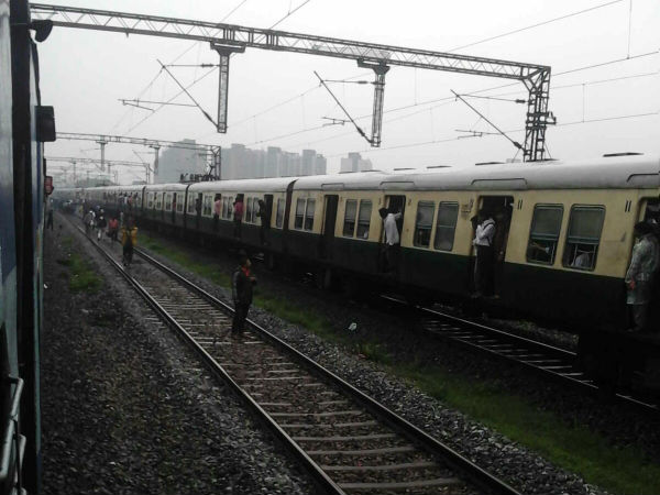 Derailed train at Arakkonam Delays Trains Derailed train at Arakkonam Delays Trains