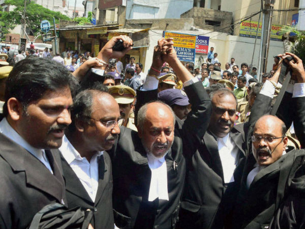 வழக்கறிஞர்கள் போராட்டம்