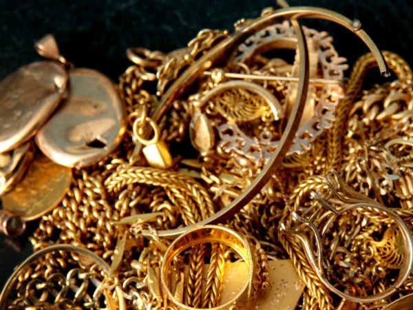 Thives with knife tried to steal Jewelries from a Pawn shop in Cehnnai Thives with knife tried to steal Jewelries from a Pawn shop in Cehnnai