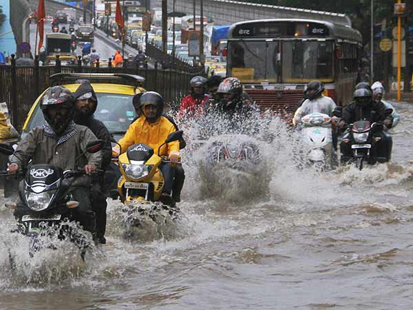 Heavy rain hits normal life in Mumbai Heavy rain hits normal life in Mumbai