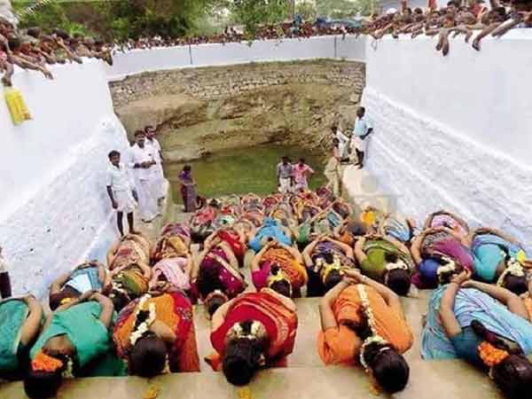 மண்டியிட்டு கவ்வி சாப்பிட்டனர்
