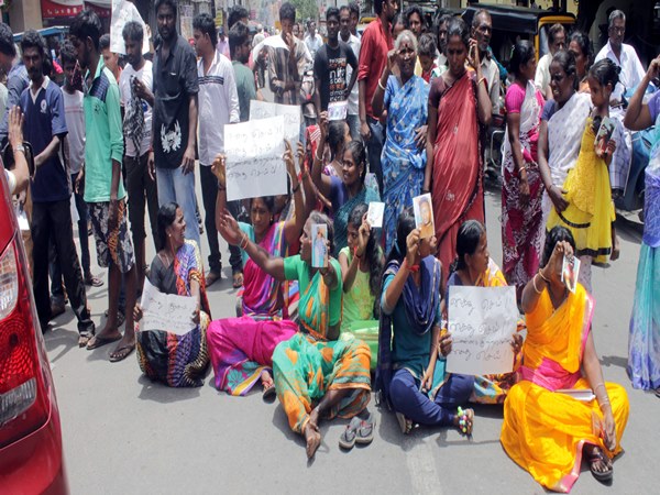protest aganist ADMK party functionary protest aganist ADMK party functionary