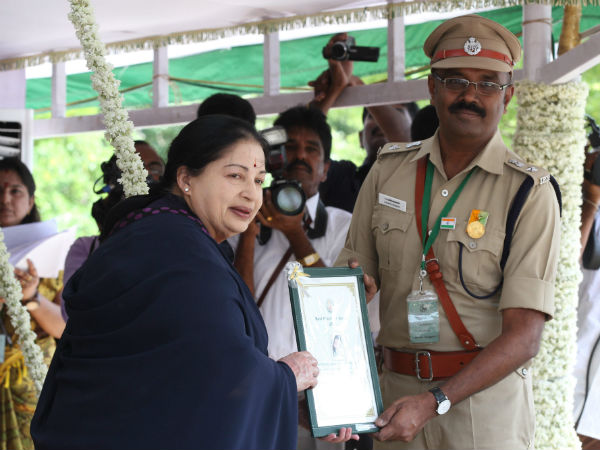 Jaya gives Kalam award to scientist Shanmugam Jaya gives Kalam award to scientist Shanmugam