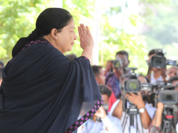Jaya gives Kalam award to scientist Shanmugam Jaya gives Kalam award to scientist Shanmugam