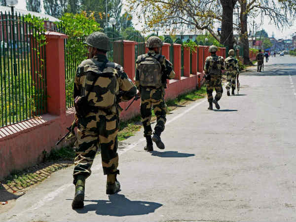 kashmir-unrest-police-army-raid-north-kashmir-s-ladoora-village kashmir-unrest-police-army-raid-north-kashmir-s-ladoora-village
