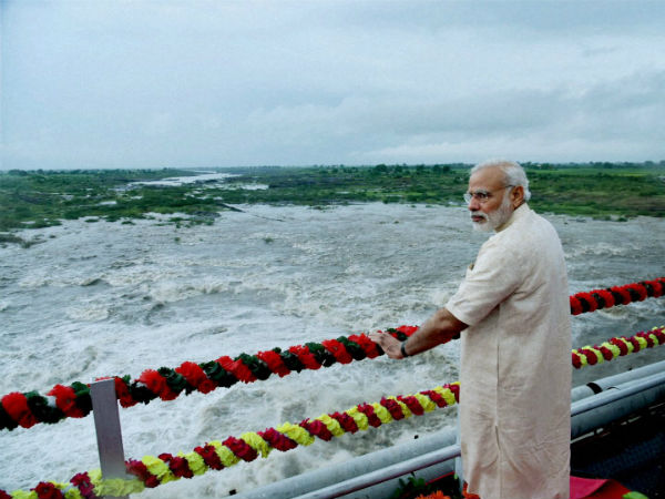 Modi’s alertness saved lives of cameramen Modi’s alertness saved lives of cameramen