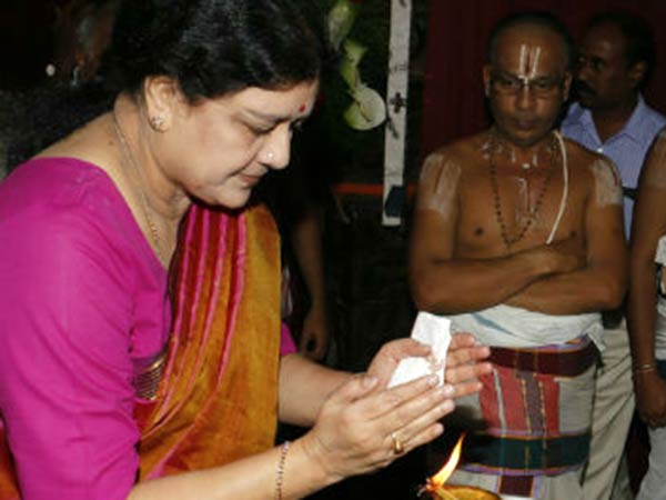 Sasikala enters to Srivilliputhur Andal Temple''s Sanctum sanctorum? Sasikala enters to Srivilliputhur Andal Temple''s Sanctum sanctorum?