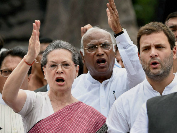 National Herald case: Delhi court issues notice to Sonia, Rahul National Herald case: Delhi court issues notice to Sonia, Rahul