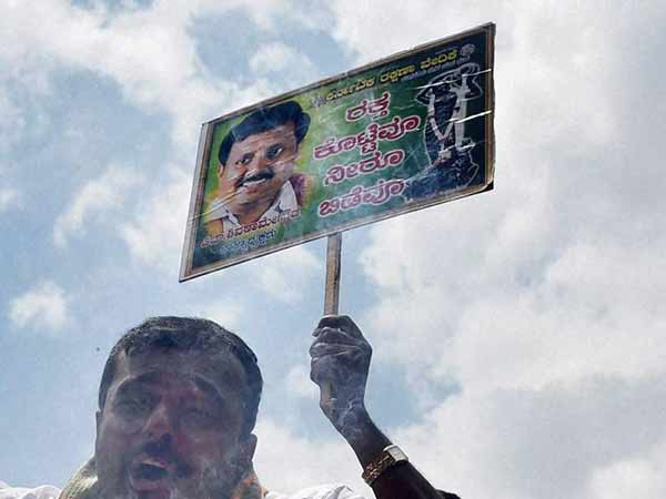 வக்கீல் மீது கோபம்