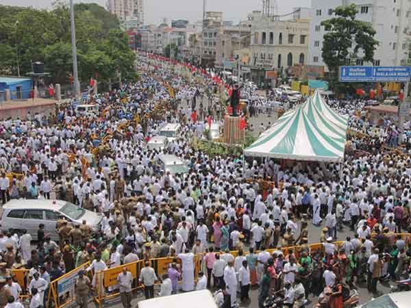 Annadurai's 108 birthday : Jayalithaa and Karunanidhi pay homage Annadurai's 108 birthday : Jayalithaa and Karunanidhi pay homage