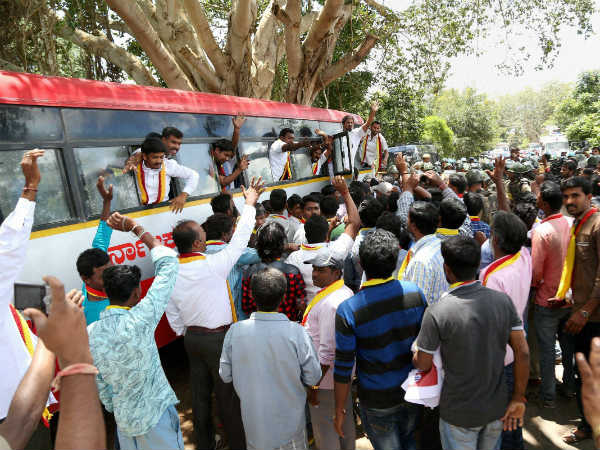 Cauvery water row:Farmers stage protest Mandya Cauvery water row:Farmers stage protest Mandya