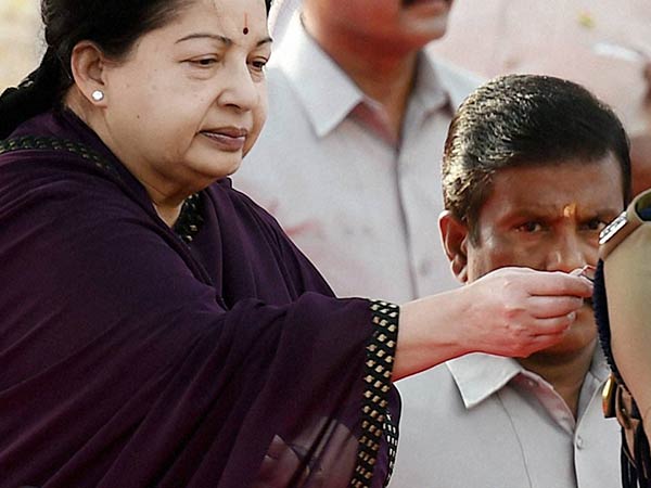 Jaya gives medals to 126 policemen Jaya gives medals to 126 policemen