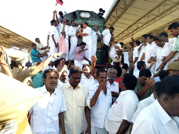 Rail roko by DMK in many parts of Tamil Nadu Rail roko by DMK in many parts of Tamil Nadu
