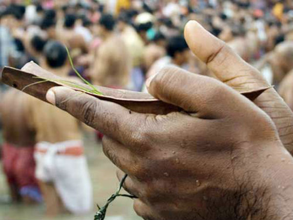 Mahalaya amavasya : Pilgrims take holy dip in Rameswaram and Srirangam Mahalaya amavasya : Pilgrims take holy dip in Rameswaram and Srirangam
