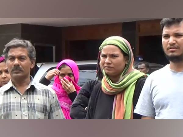 Mobs try to burnt alive TN Family at Mandya Mobs try to burnt alive TN Family at Mandya