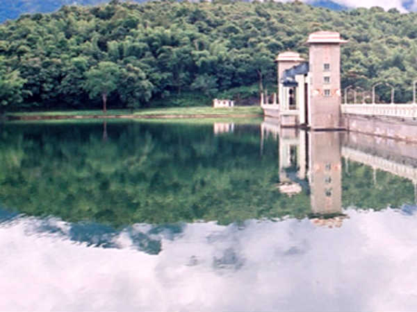 பரம்பிக்குளம் அணையில் தமிழக பொதுப்பணி அதிகாரி, பொதுமக்கள் மீது கேரளா போலீஸ் தடியடி- பதற்றம்