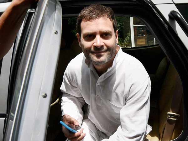 Rahul Gandhi's convoy stopped by Anganwadi workers Rahul Gandhi's convoy stopped by Anganwadi workers