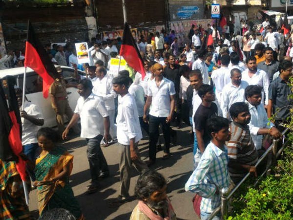 Rail roko by DMK in many parts of Tamil Nadu Rail roko by DMK in many parts of Tamil Nadu