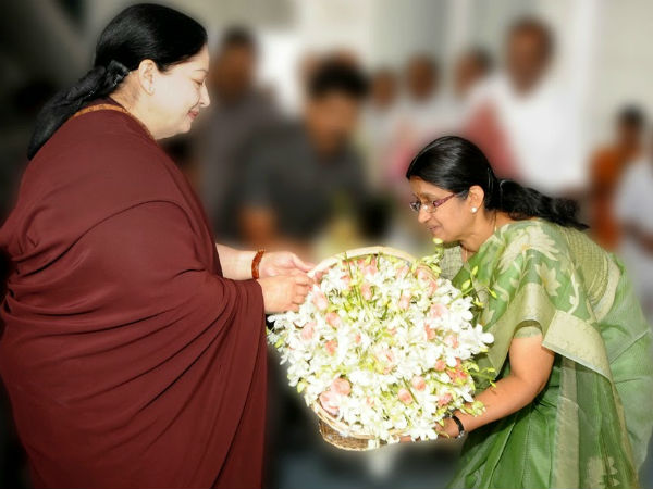 சசிகலா, ஷீலா பாலகிருஷ்ணன்
