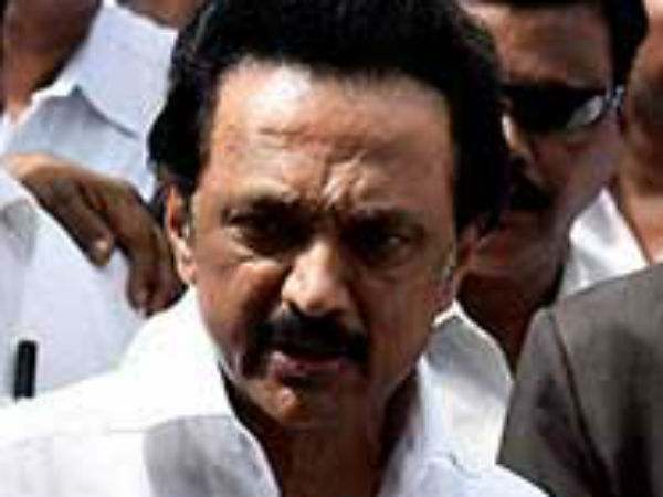 கல்லூரி வளாகத்திற்குள் பேருந்து நிறுத்தம் வேண்டும்