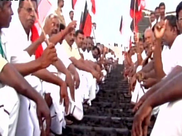 பானை வைத்து அடுப்பு மூட்டி