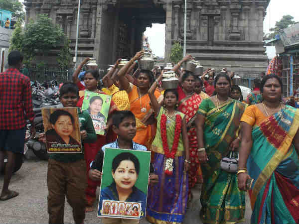 கேரள கோவிலுக்குப் படையெடுத்த அதிமுகவினர்...  ஜெ. படத்தை வைத்து மனமுருக பிரார்த்தனை! #jayalalithaa