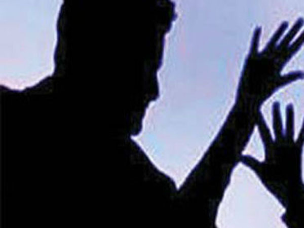 Young girl stabbed severely by a young man at Koyambedu Young girl stabbed severely by a young man at Koyambedu