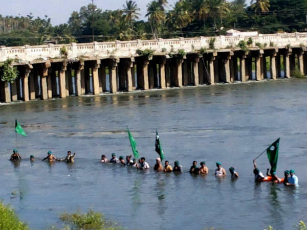 Farmers attempt suicide for Cauvery issue, 35 arrest Farmers attempt suicide for Cauvery issue, 35 arrest