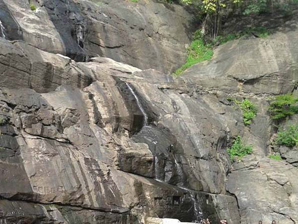 Courtallam falls disppoint tourists Courtallam falls disppoint tourists