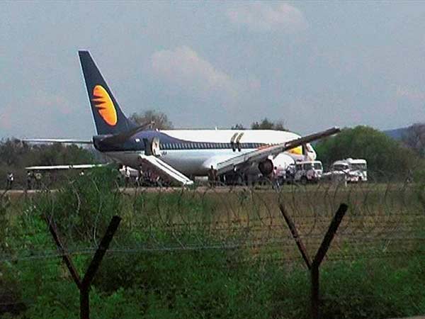 Jet Airways pilot made landing in Kerala with out geting permission Jet Airways pilot made landing in Kerala with out geting permission