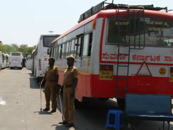 Tamilnadu police send back Karnataka gvt bus in Erode border Tamilnadu police send back Karnataka gvt bus in Erode border