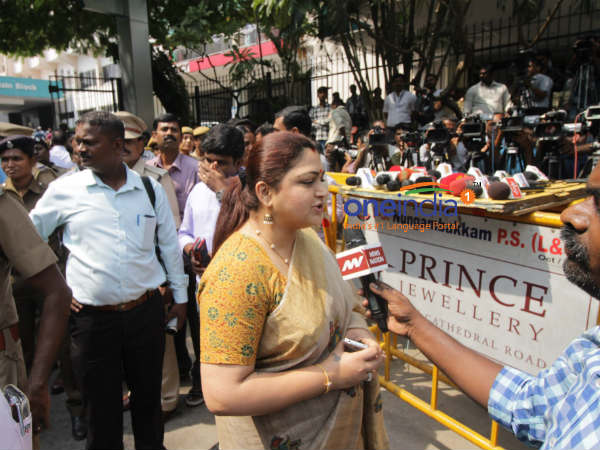 Kushboo prays for the well being of Jayalalitha Kushboo prays for the well being of Jayalalitha