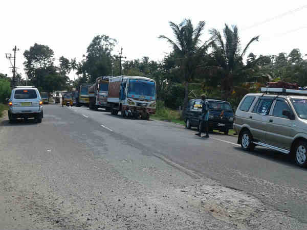 Vehicles stopped in TN-Kerala border Vehicles stopped in TN-Kerala border