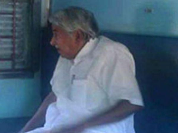 Former chief minister Oommen Chandy Travels in Sleeper Class Train Former chief minister Oommen Chandy Travels in Sleeper Class Train