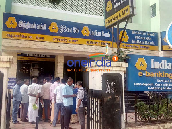 நீண்ட வரிசையில் மக்கள்