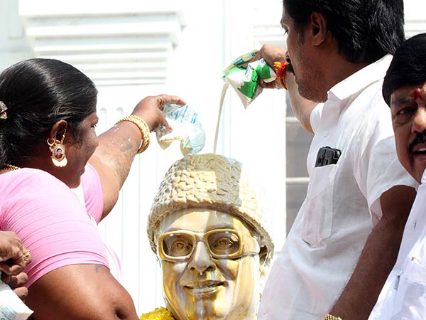 எம்ஜிஆருக்கு பாலபிஷேகம்
