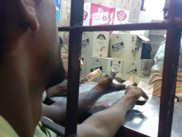 Tasmac salesman grabs Oneindia Tamil cameraman's camera Tasmac salesman grabs Oneindia Tamil cameraman's camera