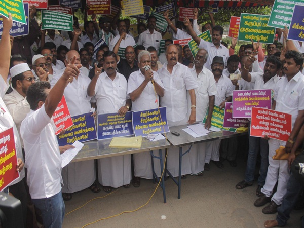 Traders Protest in chennai for the announcement of invalid currency notes Traders Protest in chennai for the announcement of invalid currency notes